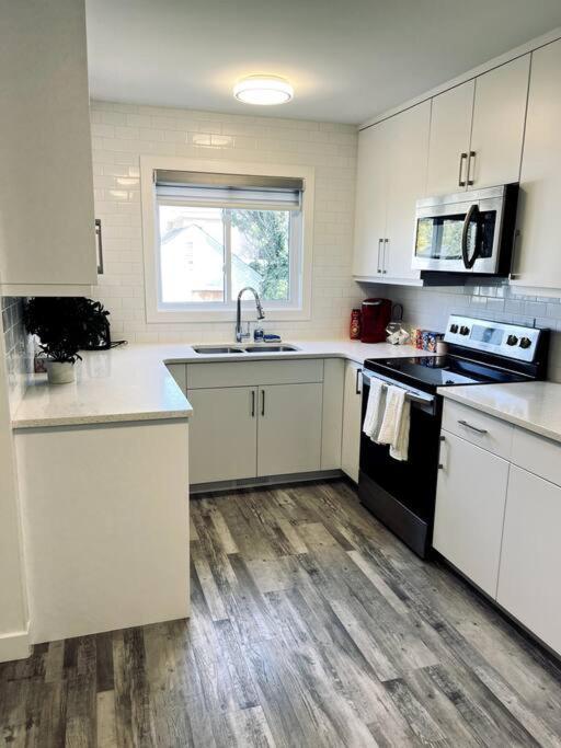 Walking Distance To St Boniface, Easy Parking Villa Winnipeg Ngoại thất bức ảnh